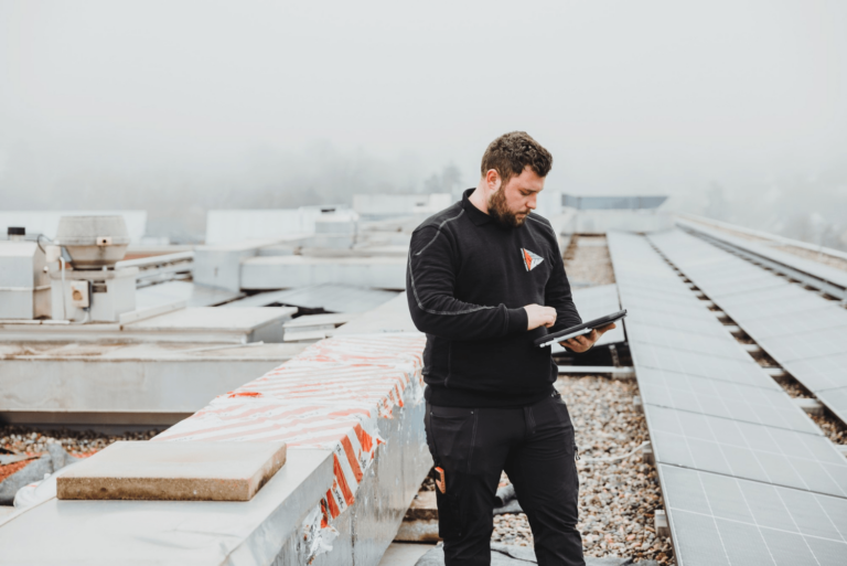 Bild mit Mann an einem Tablet