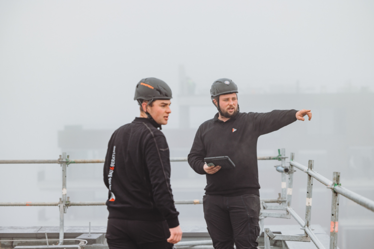 Bild mit zwei Männern mit Bauhelm